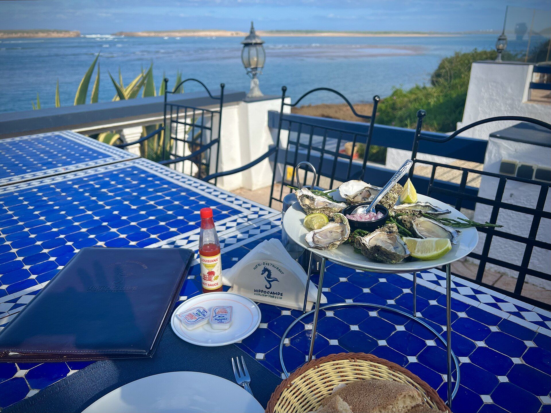 Huîtres de Oualidia servies sur une terrasse face à la lagune