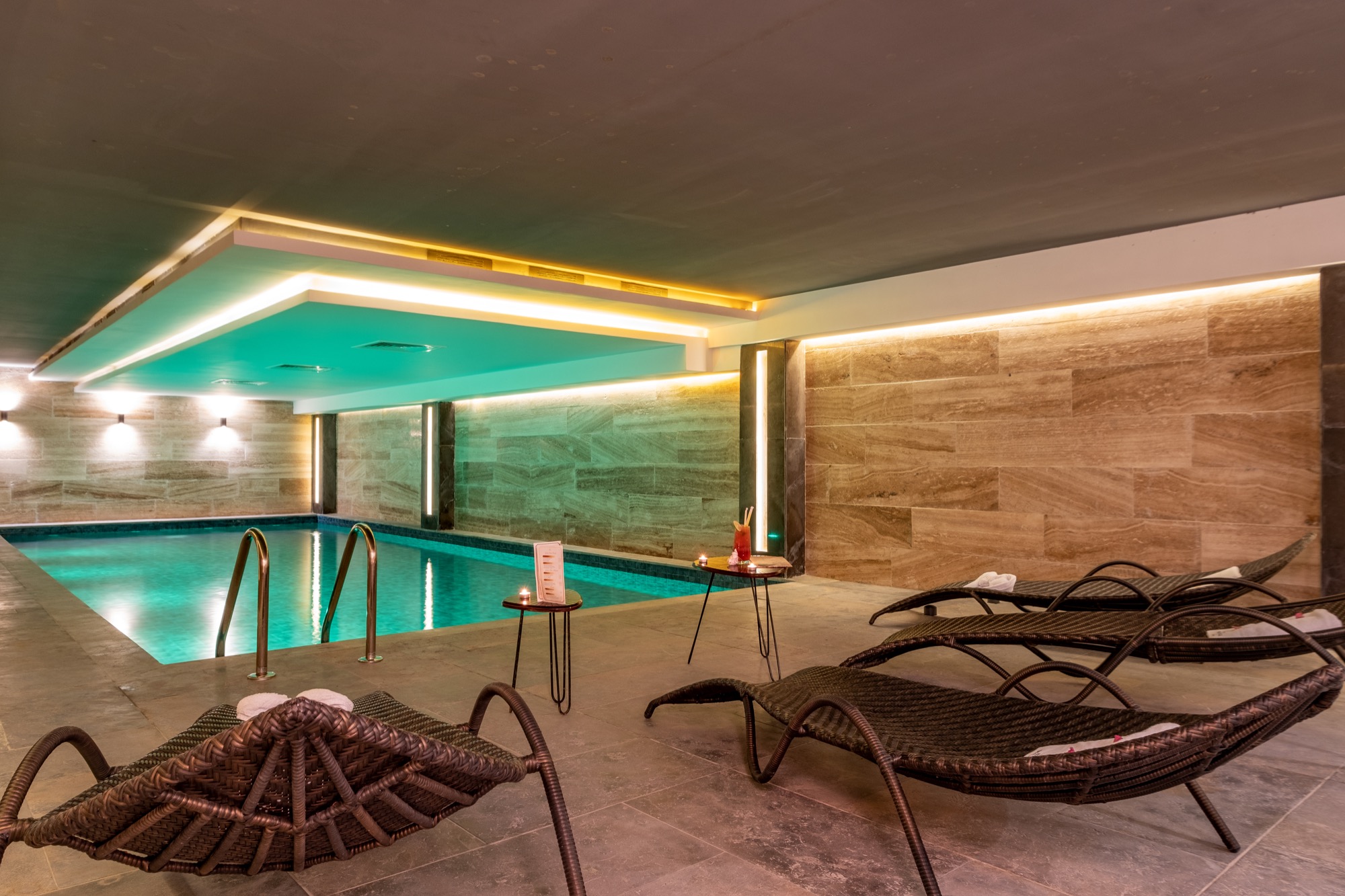 La piscine chauffée, à côté du spa