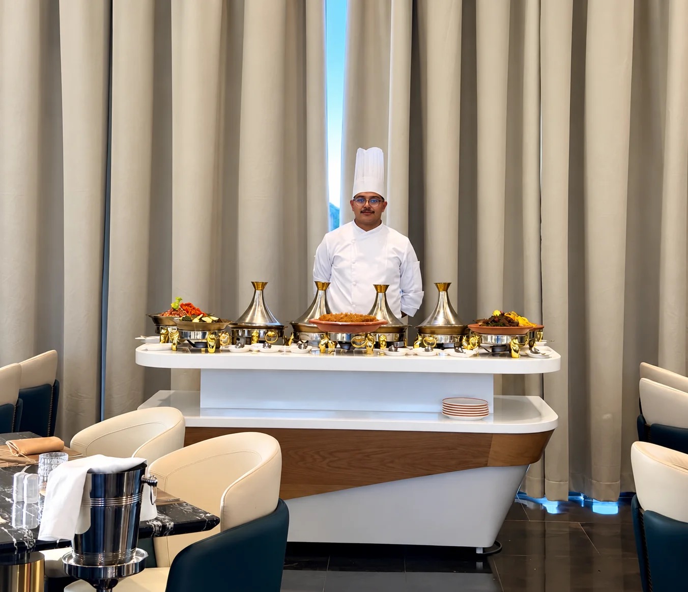 Le chef derrière un buffet de tagines, pour vos événements et séminaires
